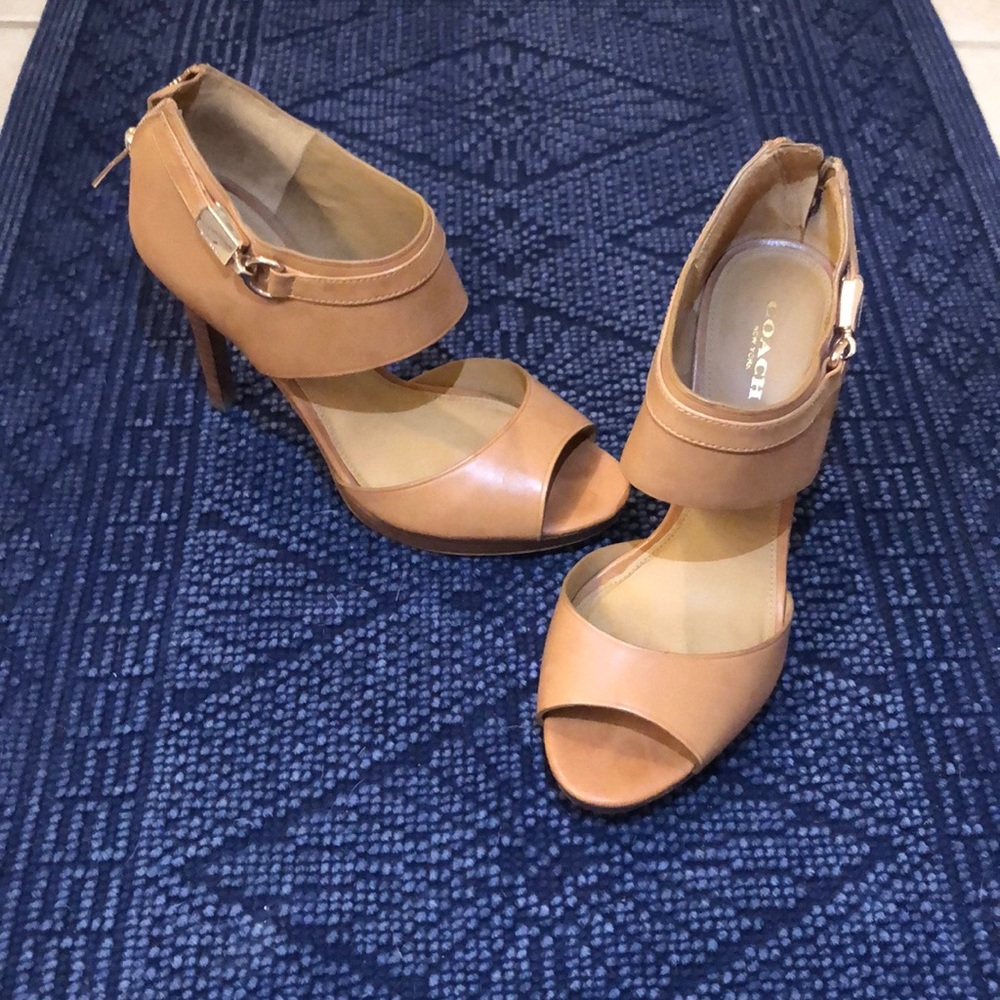 COACH tan pumps. EUC. Size 7.